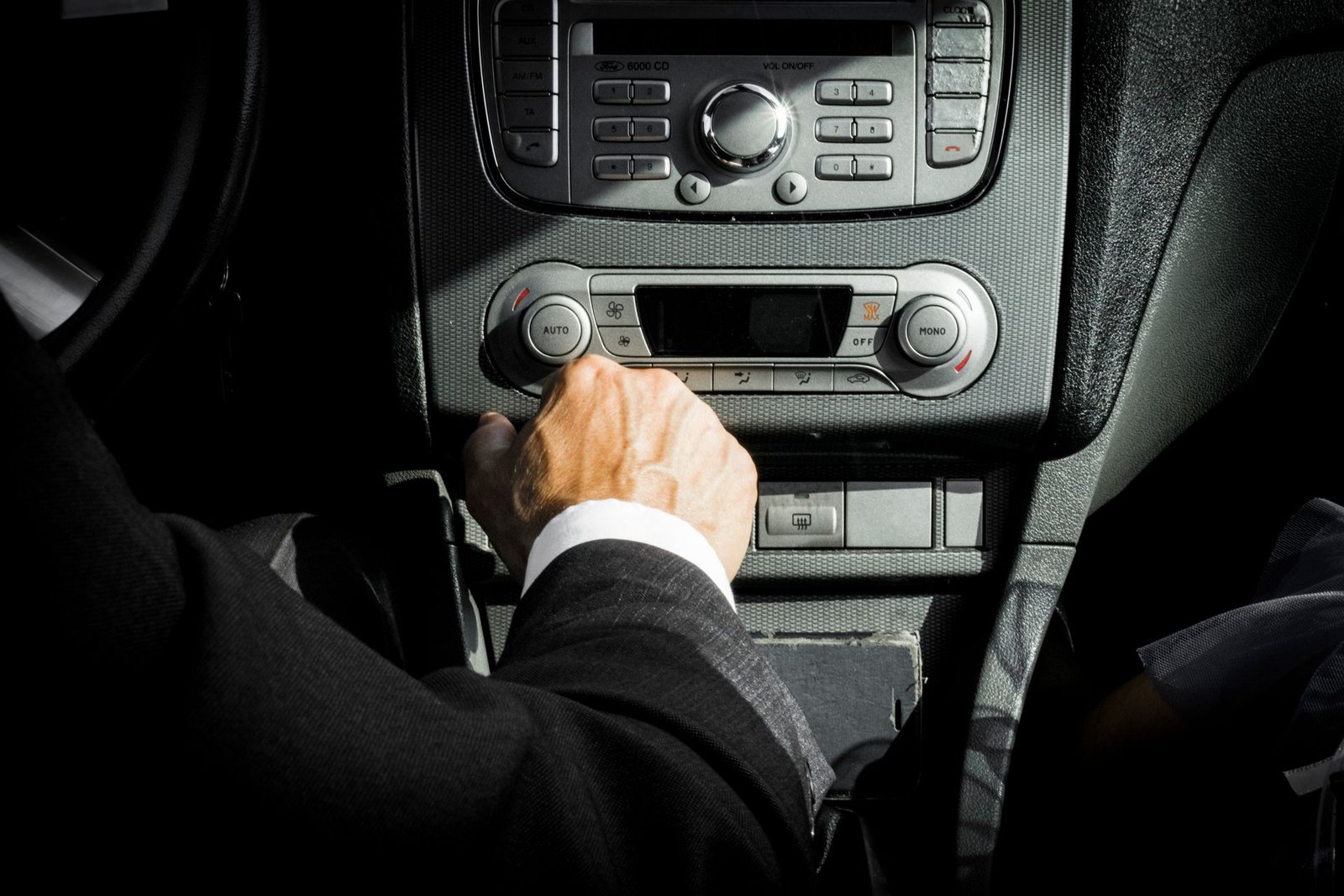 Fahrer in professioneller Kleidung im Fahrzeug